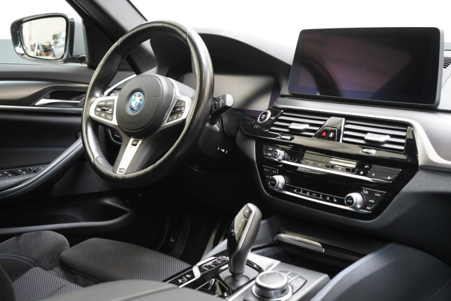 BMW 5 Serie Touring 530e Business Edition Plus | Trekhaak | Sportstoelen | Navigatie | Achteruitrijcamera