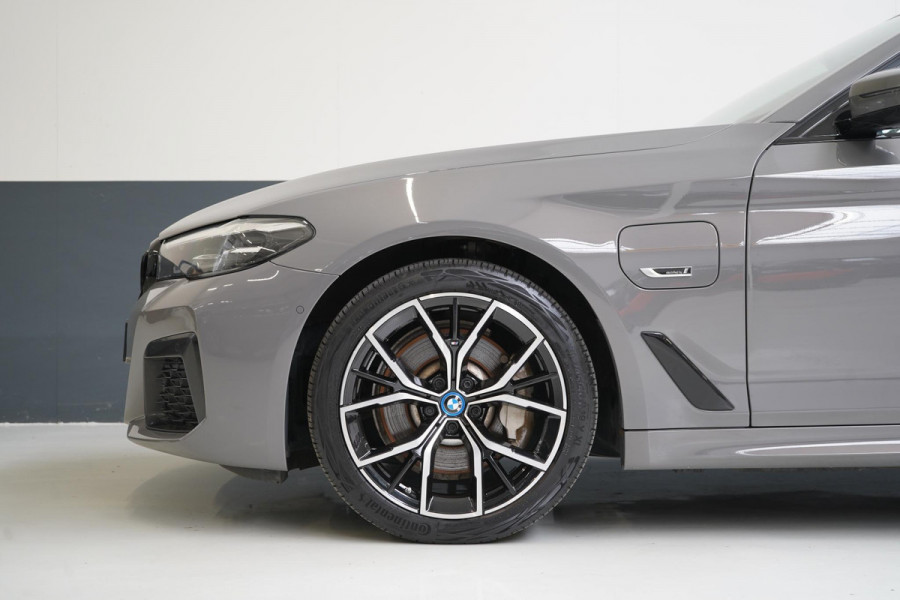 BMW 5 Serie Touring 530e Business Edition Plus | Trekhaak | Sportstoelen | Navigatie | Achteruitrijcamera