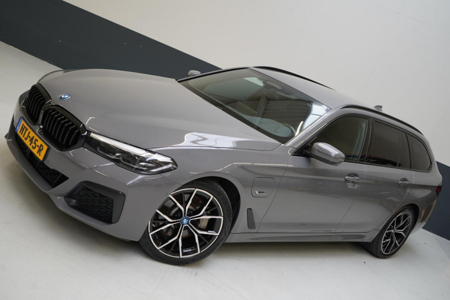 BMW 5 Serie Touring 530e Business Edition Plus | Trekhaak | Sportstoelen | Navigatie | Achteruitrijcamera
