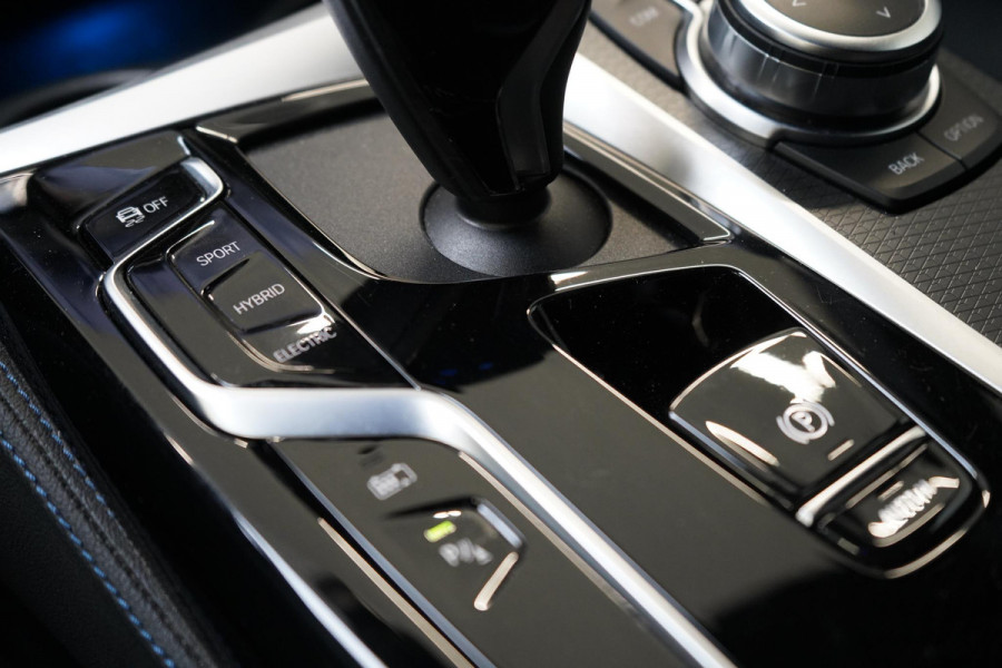 BMW 5 Serie Touring 530e Business Edition Plus | Trekhaak | Sportstoelen | Navigatie | Achteruitrijcamera