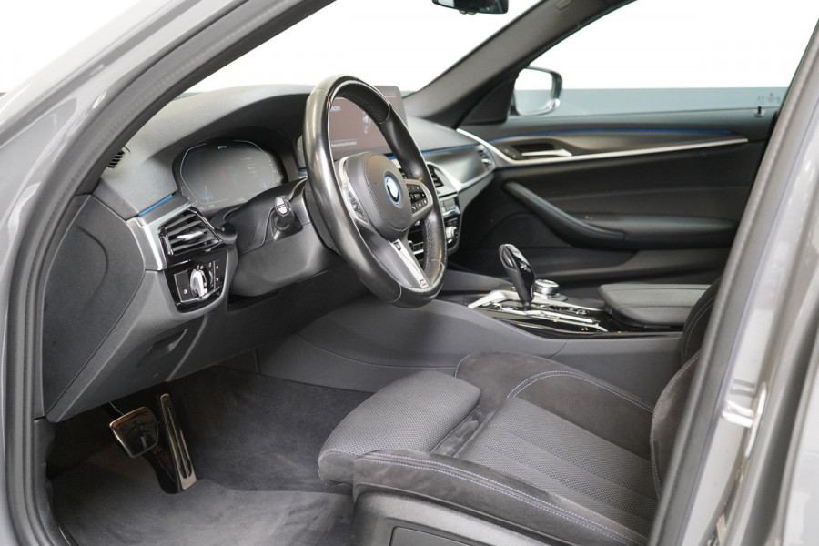 BMW 5 Serie Touring 530e Business Edition Plus | Trekhaak | Sportstoelen | Navigatie | Achteruitrijcamera