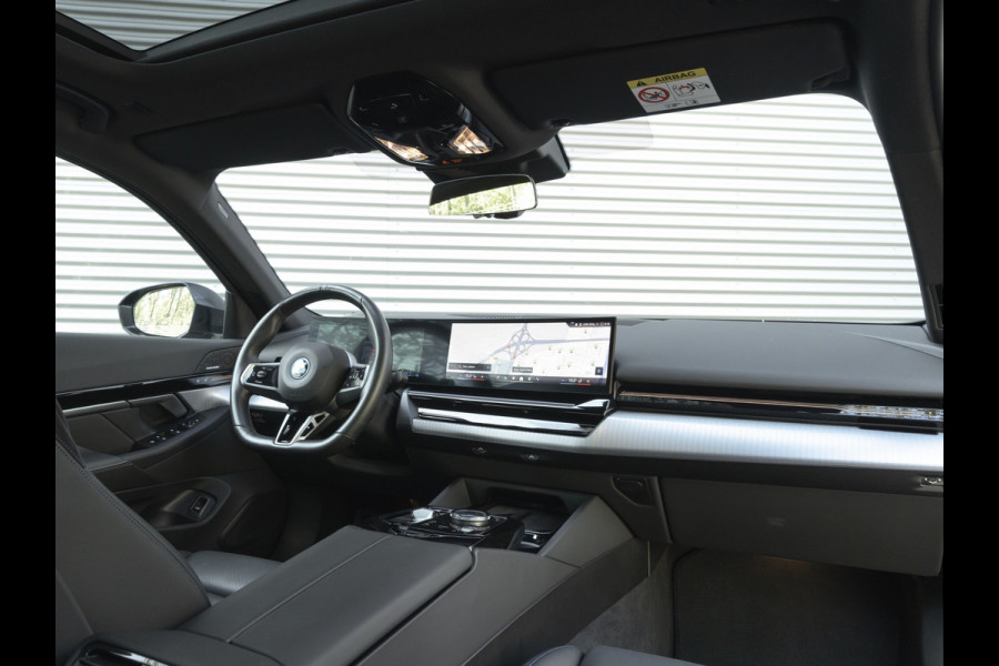 BMW 5 Serie 530e M-Sport Pro - Pano - ACC - Harman Kardon - Head-up - Iconic Glow Exterieur