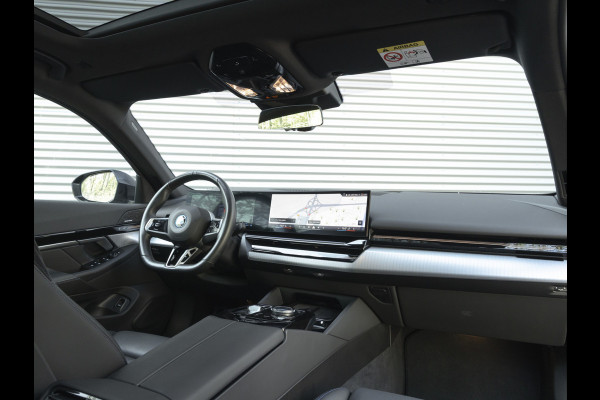 BMW 5 Serie 530e M-Sport Pro - Pano - ACC - Harman Kardon - Head-up - Iconic Glow Exterieur