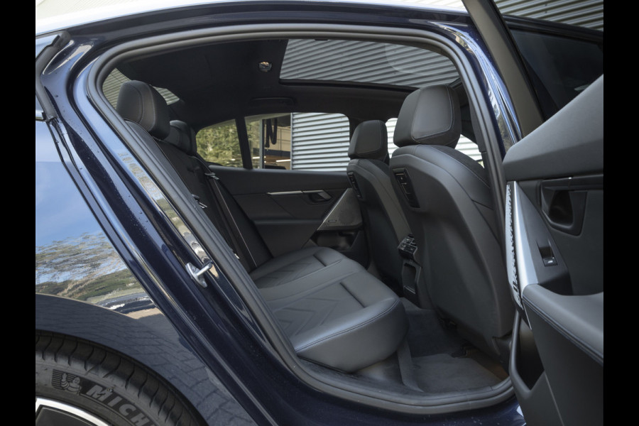 BMW 5 Serie 530e M-Sport Pro - Pano - ACC - Harman Kardon - Head-up - Iconic Glow Exterieur