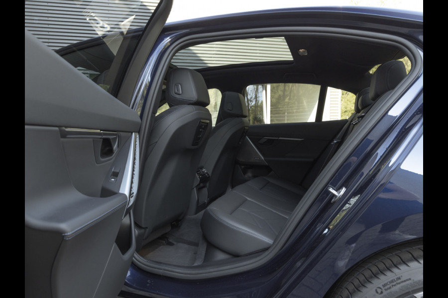 BMW 5 Serie 530e M-Sport Pro - Pano - ACC - Harman Kardon - Head-up - Iconic Glow Exterieur