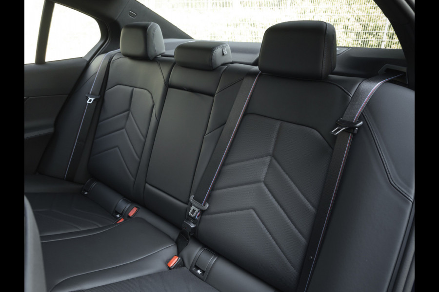 BMW 5 Serie 530e M-Sport Pro - Pano - ACC - Harman Kardon - Head-up - Iconic Glow Exterieur