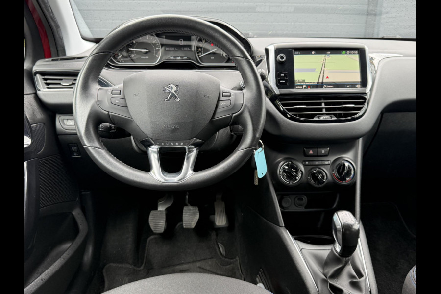 Peugeot 208 1.2 PureTech Signature Navi,Airco,Cruise,PDC,Trekhaak,Carplay,Elek ramen,N.A.P,Nieuwe APK bij Aflevering