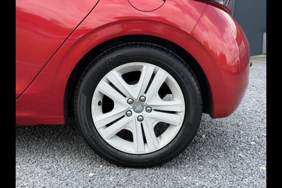 Peugeot 208 1.2 PureTech Signature Navi,Airco,Cruise,PDC,Trekhaak,Carplay,Elek ramen,N.A.P,Nieuwe APK bij Aflevering
