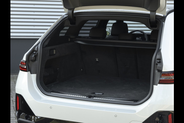 BMW 5 Serie Touring 550e xDrive M-Sport Pro - Pano - Driving Ass Prof - Onderstel Prof