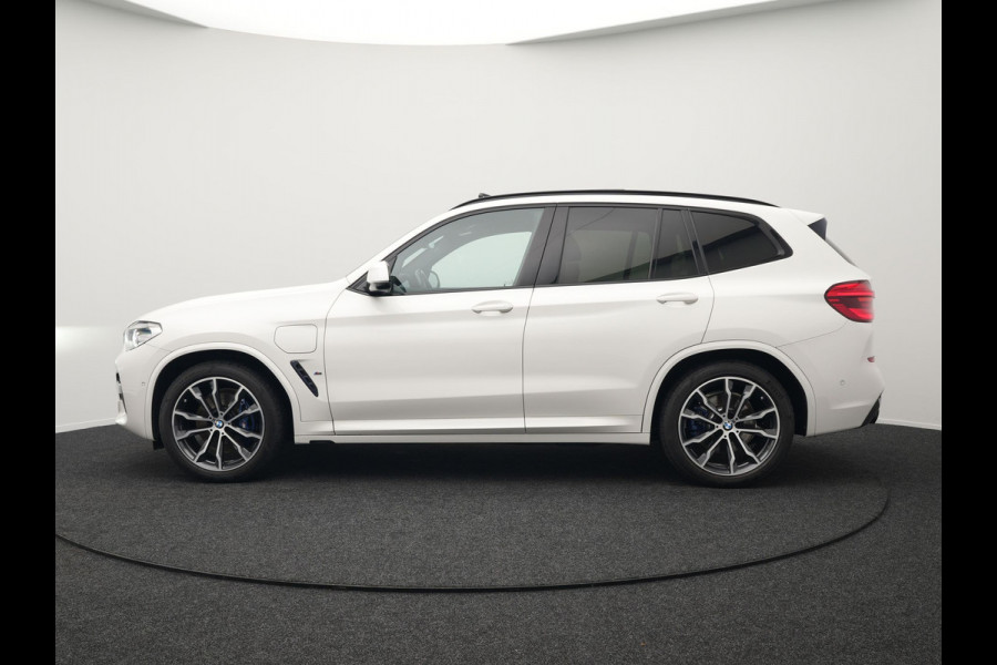 BMW X3 xDrive30e M Sport Shadow Plug In Hybrid 293pk Dealer O.H PHEV | Panodak | Luxe Lederen Sportstoelen | Head Up | 20"L.M | Keyless | Sfeerverlichting | Camera | Apple Carplay |