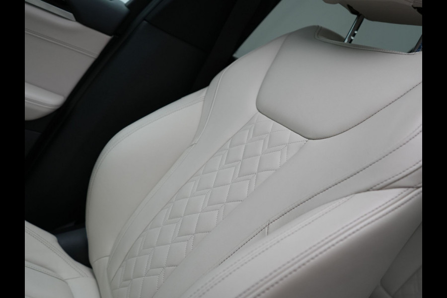 BMW X3 xDrive30e M Sport Shadow Plug In Hybrid 293pk Dealer O.H PHEV | Panodak | Luxe Lederen Sportstoelen | Head Up | 20"L.M | Keyless | Sfeerverlichting | Camera | Apple Carplay |