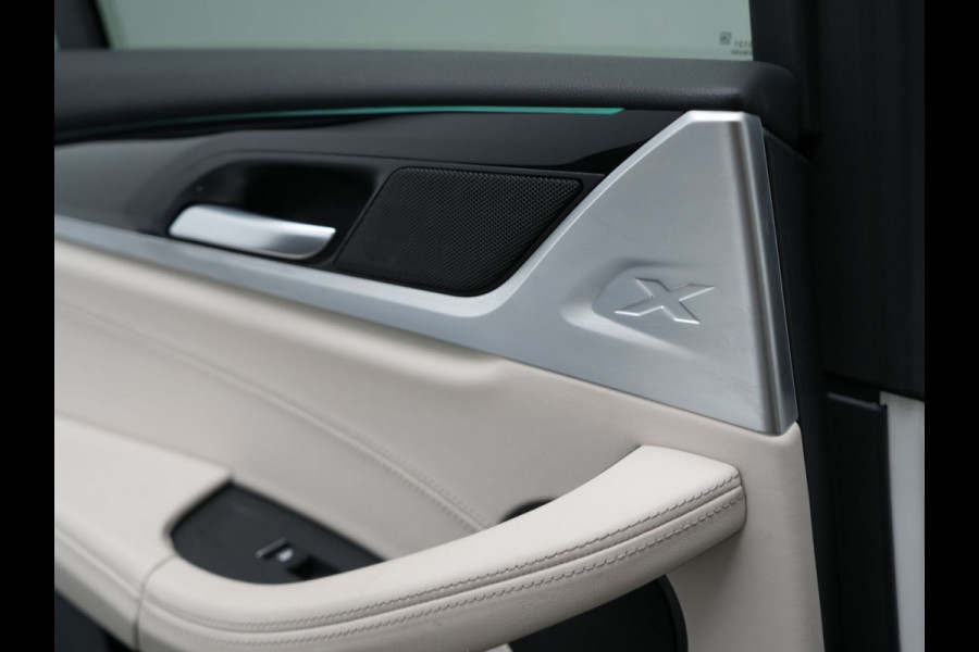 BMW X3 xDrive30e M Sport Shadow Plug In Hybrid 293pk Dealer O.H PHEV | Panodak | Luxe Lederen Sportstoelen | Head Up | 20"L.M | Keyless | Sfeerverlichting | Camera | Apple Carplay |