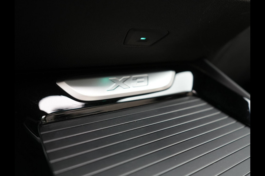 BMW X3 xDrive30e M Sport Shadow Plug In Hybrid 293pk Dealer O.H PHEV | Panodak | Luxe Lederen Sportstoelen | Head Up | 20"L.M | Keyless | Sfeerverlichting | Camera | Apple Carplay |