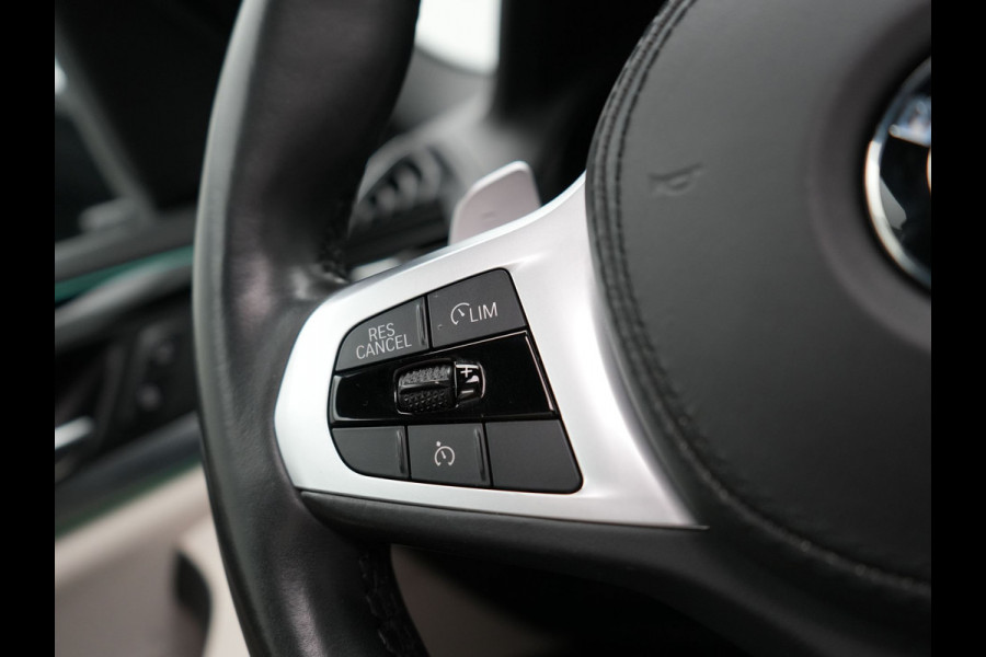 BMW X3 xDrive30e M Sport Shadow Plug In Hybrid 293pk Dealer O.H PHEV | Panodak | Luxe Lederen Sportstoelen | Head Up | 20"L.M | Keyless | Sfeerverlichting | Camera | Apple Carplay |