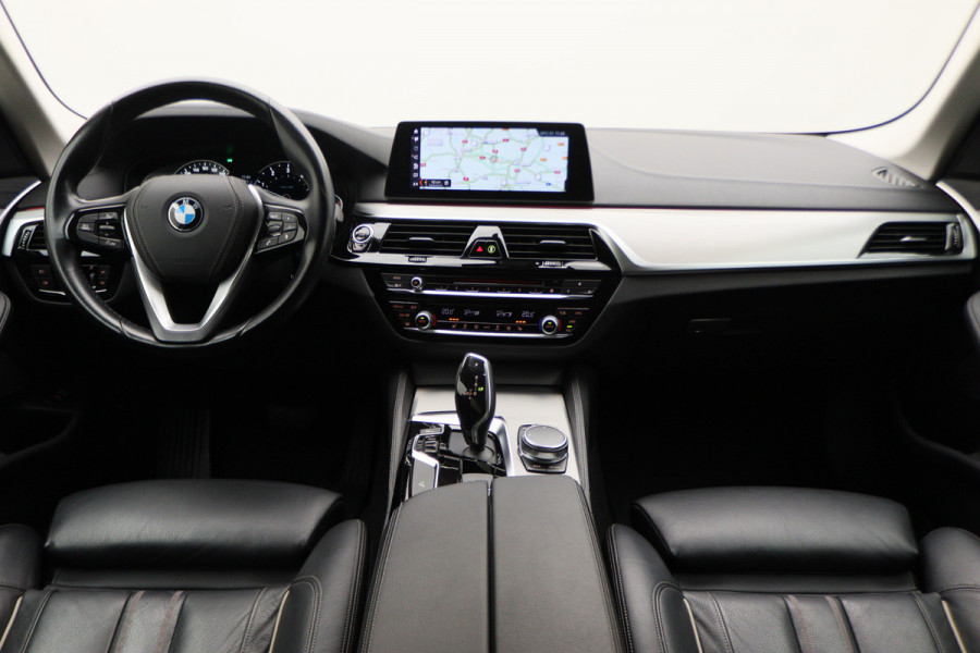 BMW 5 Serie Touring 520i High Executive Leer, Head-Up, Elektrische Stoelen, Navigatie, Bluetooth, PDC, Trekhaak, 18''