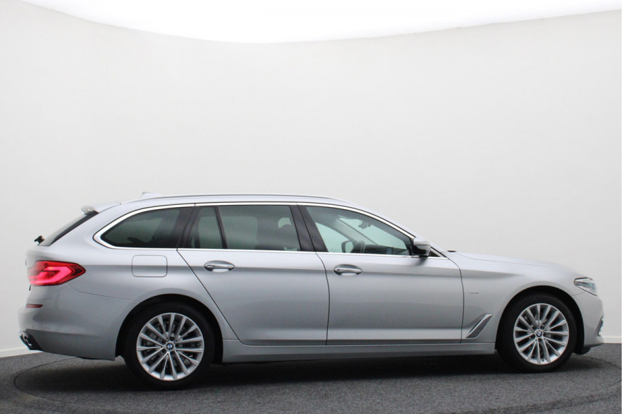 BMW 5 Serie Touring 520i High Executive Leer, Head-Up, Elektrische Stoelen, Navigatie, Bluetooth, PDC, Trekhaak, 18''