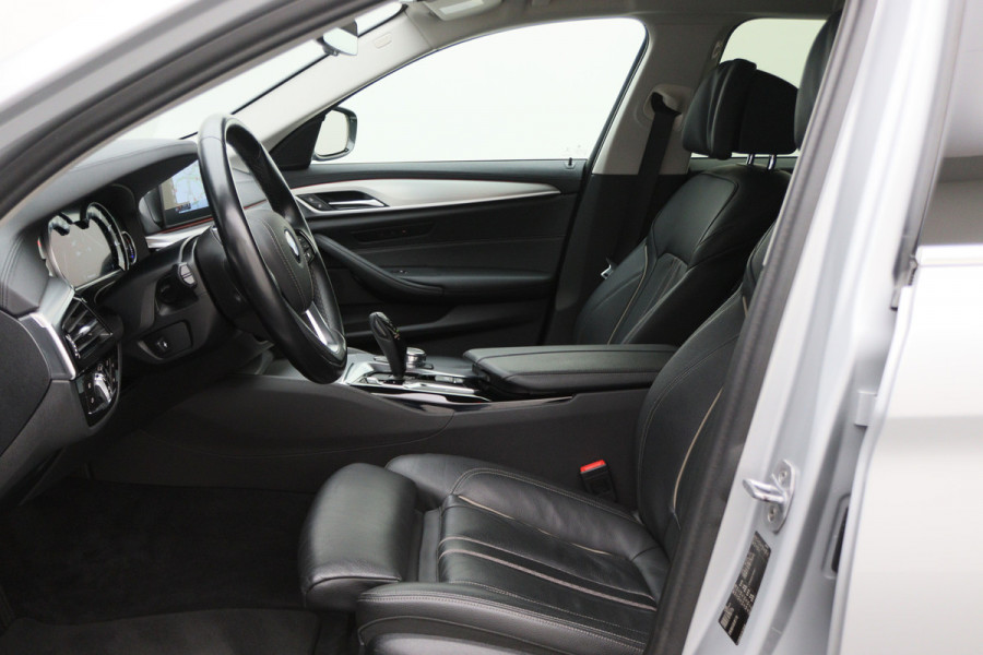 BMW 5 Serie Touring 520i High Executive Leer, Head-Up, Elektrische Stoelen, Navigatie, Bluetooth, PDC, Trekhaak, 18''