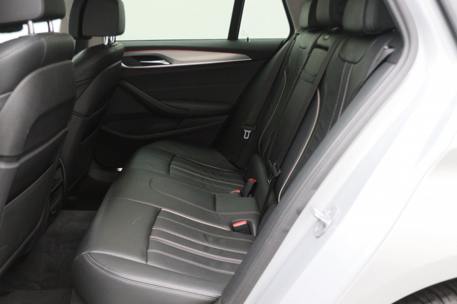 BMW 5 Serie Touring 520i High Executive Leer, Head-Up, Elektrische Stoelen, Navigatie, Bluetooth, PDC, Trekhaak, 18''