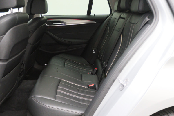 BMW 5 Serie Touring 520i High Executive Leer, Head-Up, Elektrische Stoelen, Navigatie, Bluetooth, PDC, Trekhaak, 18''