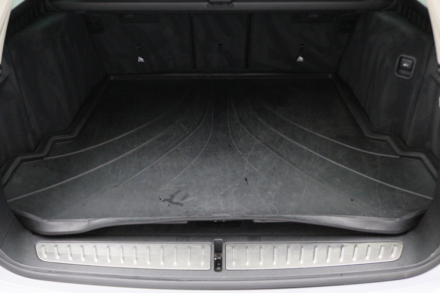 BMW 5 Serie Touring 520i High Executive Leer, Head-Up, Elektrische Stoelen, Navigatie, Bluetooth, PDC, Trekhaak, 18''