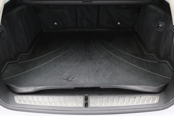 BMW 5 Serie Touring 520i High Executive Leer, Head-Up, Elektrische Stoelen, Navigatie, Bluetooth, PDC, Trekhaak, 18''