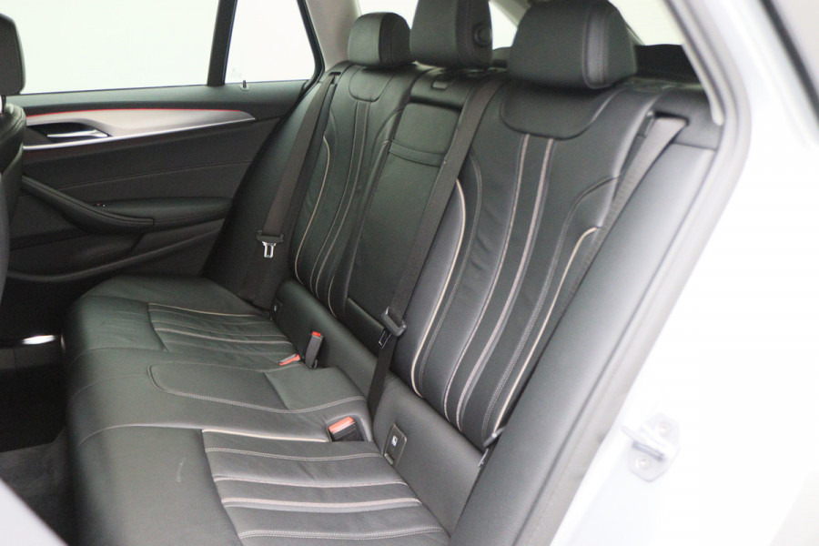 BMW 5 Serie Touring 520i High Executive Leer, Head-Up, Elektrische Stoelen, Navigatie, Bluetooth, PDC, Trekhaak, 18''