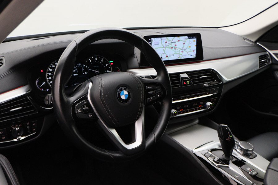 BMW 5 Serie Touring 520i High Executive Leer, Head-Up, Elektrische Stoelen, Navigatie, Bluetooth, PDC, Trekhaak, 18''