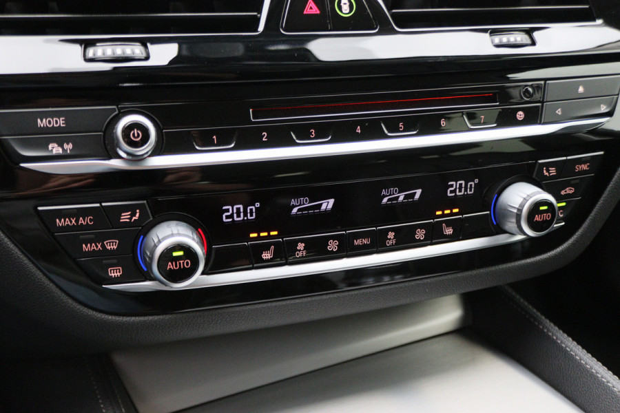 BMW 5 Serie Touring 520i High Executive Leer, Head-Up, Elektrische Stoelen, Navigatie, Bluetooth, PDC, Trekhaak, 18''