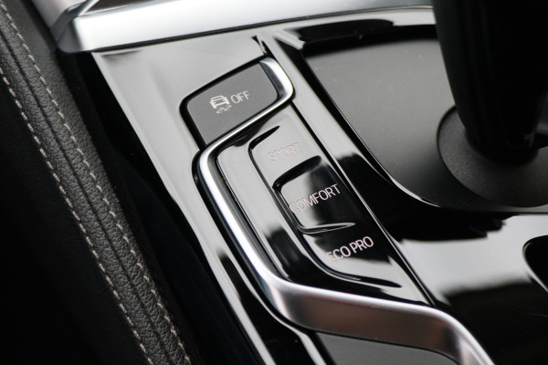 BMW 5 Serie Touring 520i High Executive Leer, Head-Up, Elektrische Stoelen, Navigatie, Bluetooth, PDC, Trekhaak, 18''