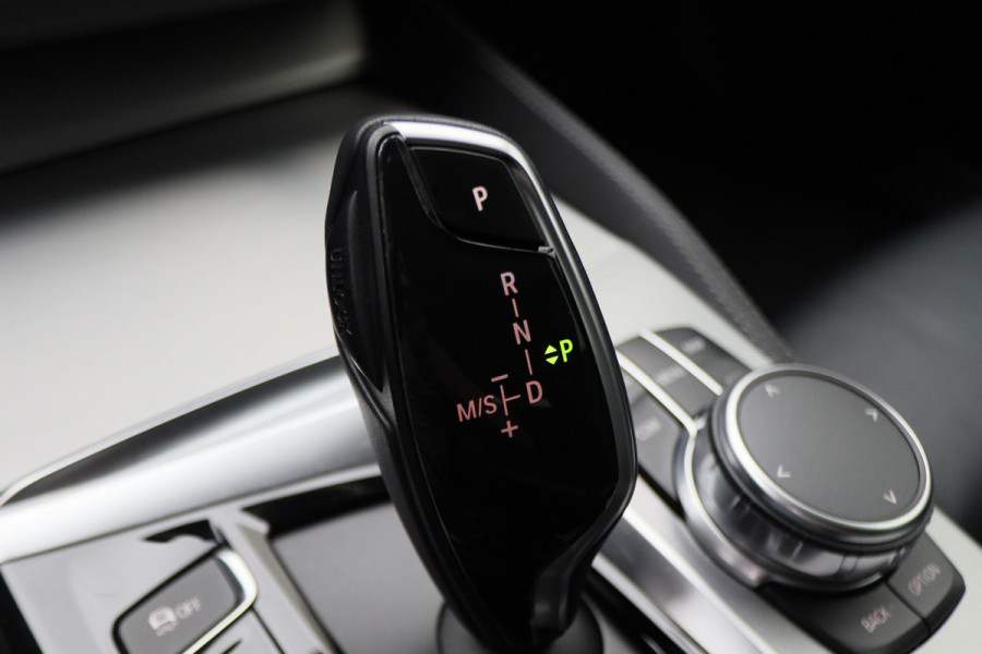 BMW 5 Serie Touring 520i High Executive Leer, Head-Up, Elektrische Stoelen, Navigatie, Bluetooth, PDC, Trekhaak, 18''