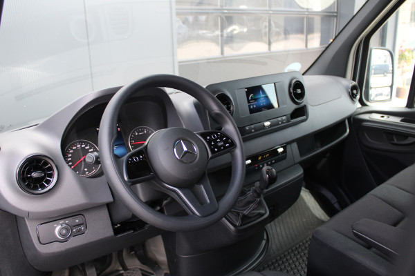 Mercedes-Benz Sprinter 315CDI L2H2 FWD 150pk - MBUX - Camera - Stoelverwarming - Kluis - Hout inbouw - Carplay - Rijklaar