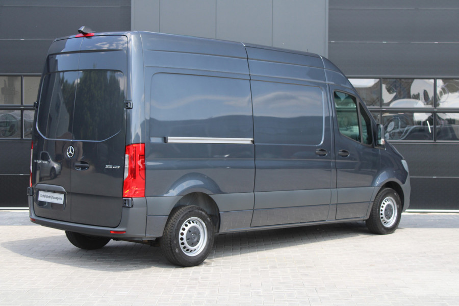 Mercedes-Benz Sprinter 315CDI L2H2 FWD 150pk - MBUX - Camera - Stoelverwarming - Kluis - Hout inbouw - Carplay - Rijklaar