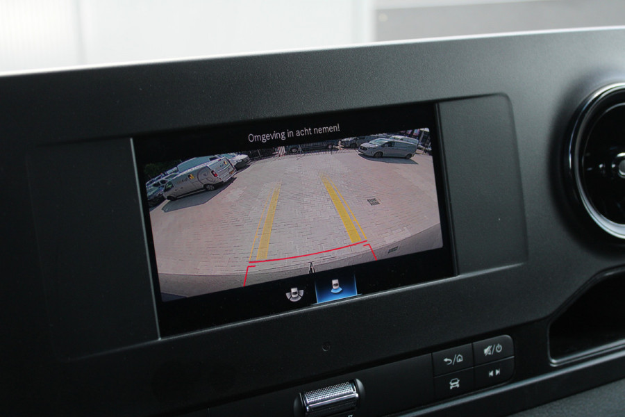 Mercedes-Benz Sprinter 315CDI L2H2 FWD 150pk - MBUX - Camera - Stoelverwarming - Kluis - Hout inbouw - Carplay - Rijklaar