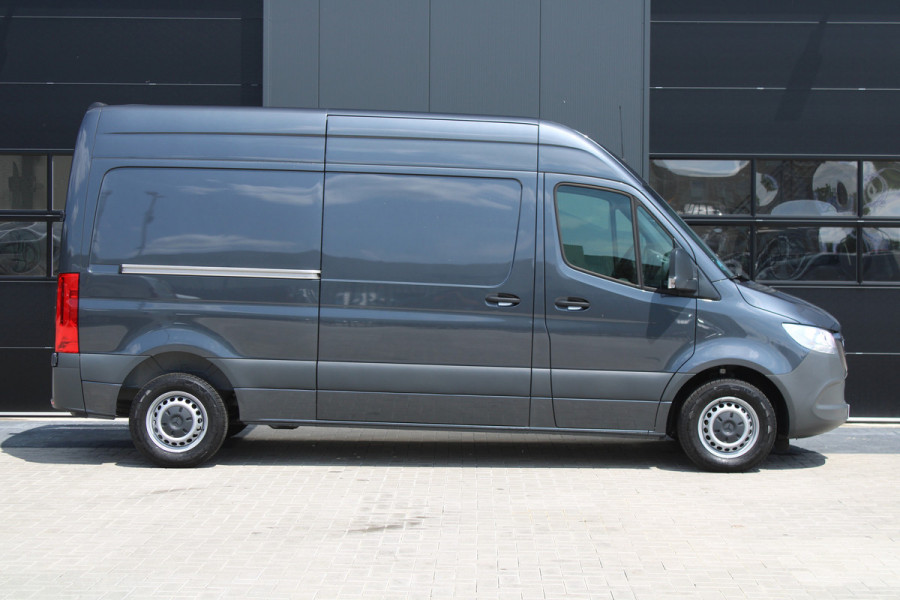 Mercedes-Benz Sprinter 315CDI L2H2 FWD 150pk - MBUX - Camera - Stoelverwarming - Kluis - Hout inbouw - Carplay - Rijklaar