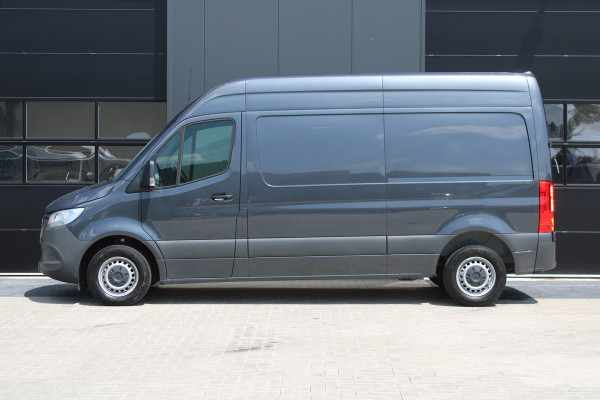 Mercedes-Benz Sprinter 315CDI L2H2 FWD 150pk - MBUX - Camera - Stoelverwarming - Kluis - Hout inbouw - Carplay - Rijklaar