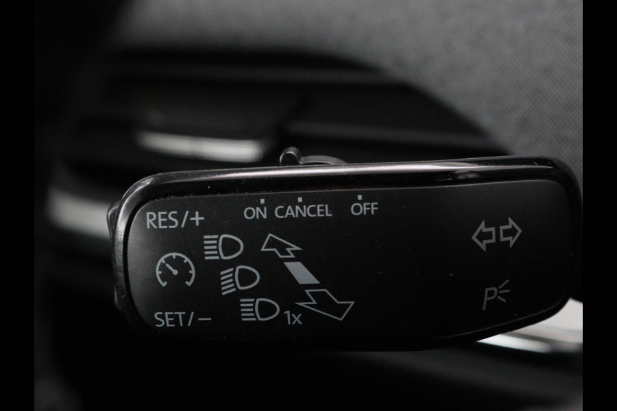 Škoda ENYAQ iV 60 | Trekhaak | Camera | Sfeerverlichting | Carplay | Full LED | Navigatie | Cruise control | Bluetooth | Parkeerhulp | DAB