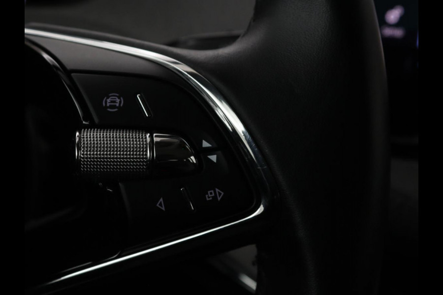 Škoda ENYAQ iV 60 | Trekhaak | Camera | Sfeerverlichting | Carplay | Full LED | Navigatie | Cruise control | Bluetooth | Parkeerhulp | DAB