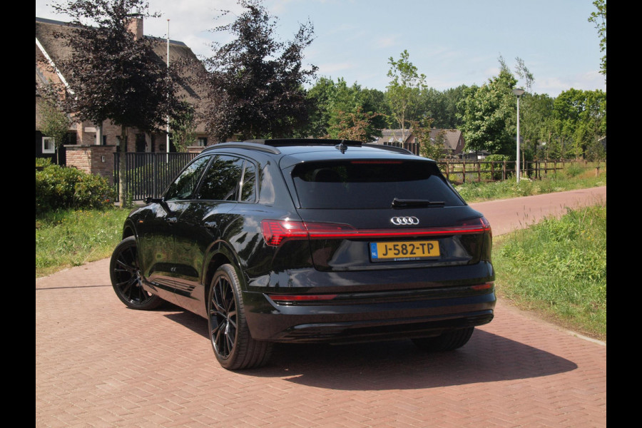Audi e-tron e-tron 55 quattro 95 kWh | Panoramadak | 360 Camera | Apple Carplay | Bang & Olufsen | Head-Up Display | Trekhaak |