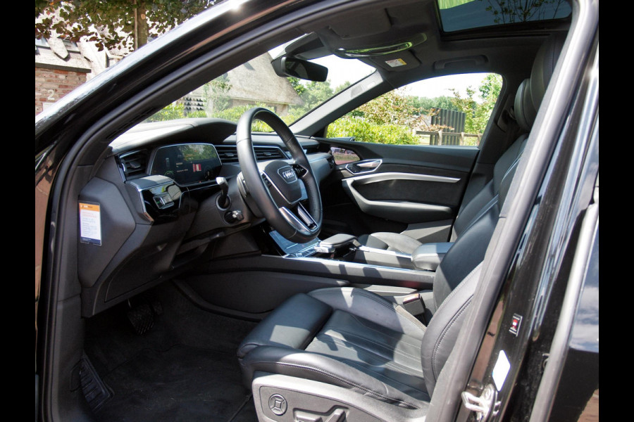 Audi e-tron e-tron 55 quattro 95 kWh | Panoramadak | 360 Camera | Apple Carplay | Bang & Olufsen | Head-Up Display | Trekhaak |