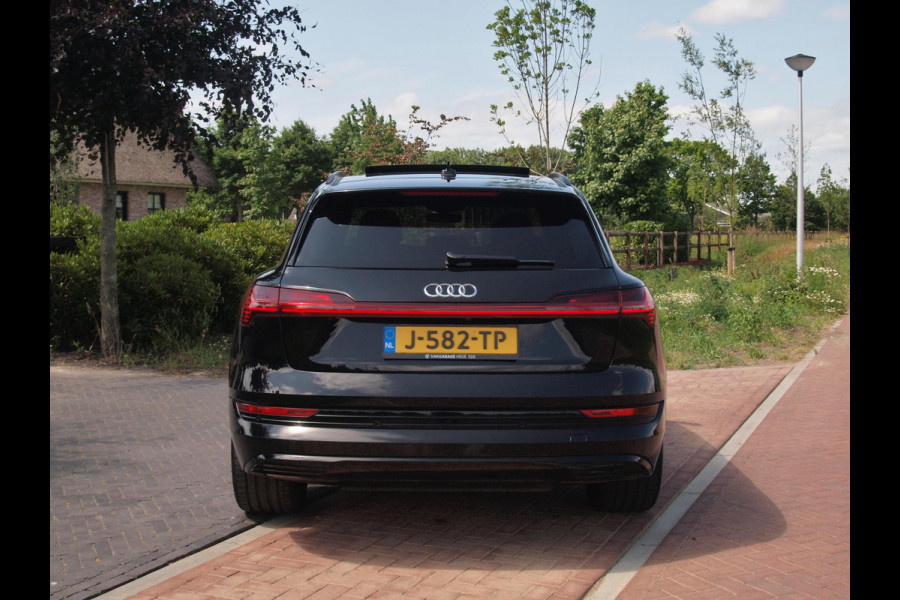 Audi e-tron e-tron 55 quattro 95 kWh | Panoramadak | 360 Camera | Apple Carplay | Bang & Olufsen | Head-Up Display | Trekhaak |