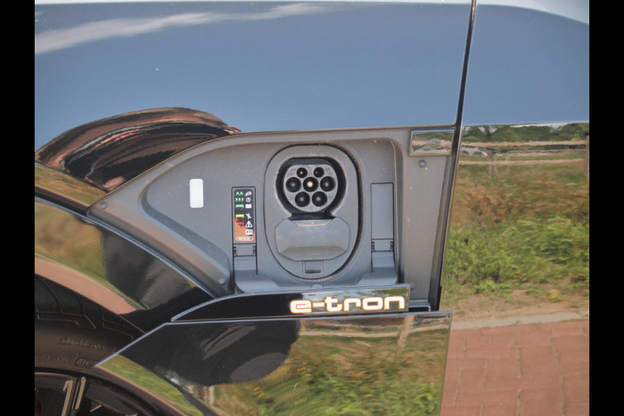 Audi e-tron e-tron 55 quattro 95 kWh | Panoramadak | 360 Camera | Apple Carplay | Bang & Olufsen | Head-Up Display | Trekhaak |