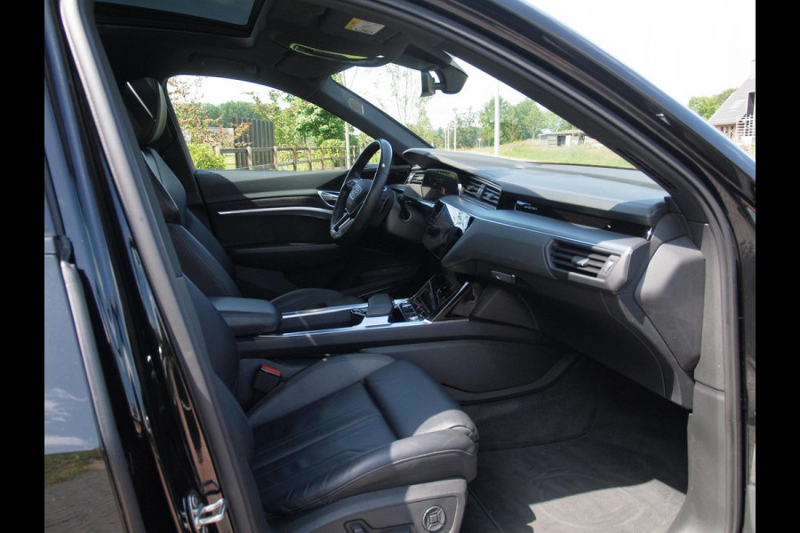 Audi e-tron e-tron 55 quattro 95 kWh | Panoramadak | 360 Camera | Apple Carplay | Bang & Olufsen | Head-Up Display | Trekhaak |