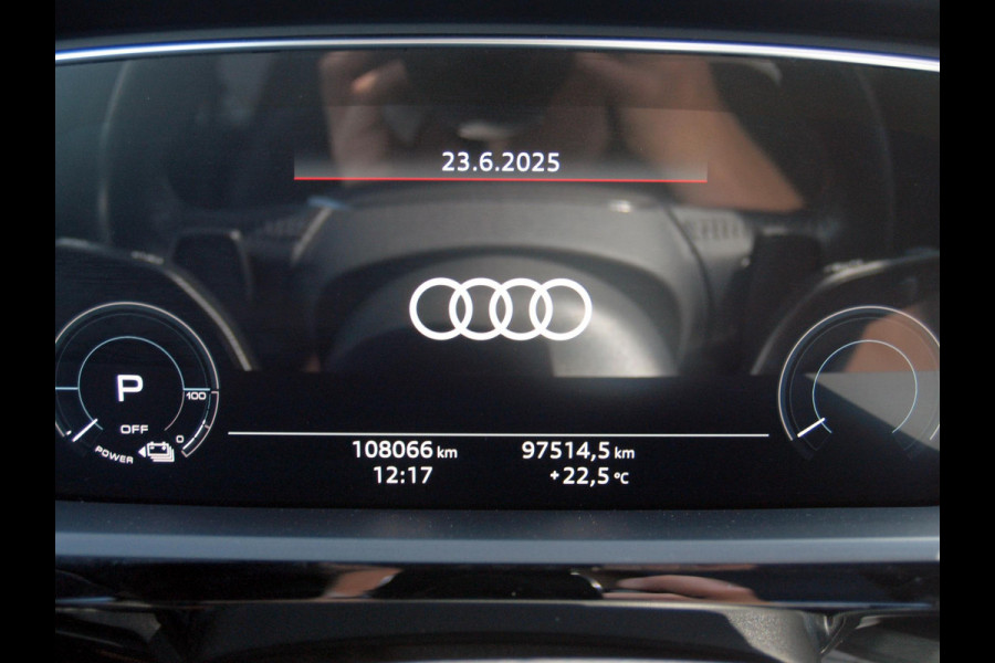 Audi e-tron e-tron 55 quattro 95 kWh | Panoramadak | 360 Camera | Apple Carplay | Bang & Olufsen | Head-Up Display | Trekhaak |