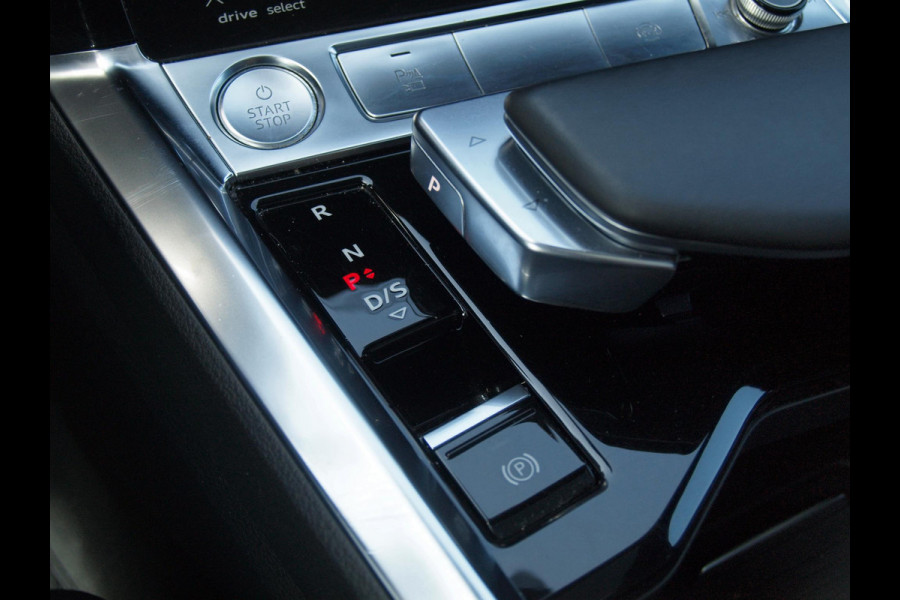 Audi e-tron e-tron 55 quattro 95 kWh | Panoramadak | 360 Camera | Apple Carplay | Bang & Olufsen | Head-Up Display | Trekhaak |