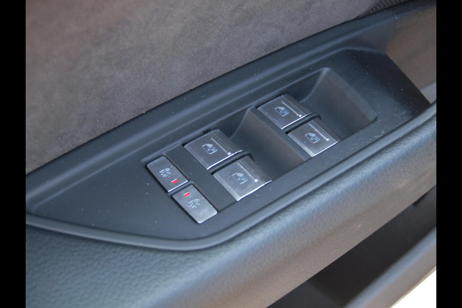 Audi e-tron e-tron 55 quattro 95 kWh | Panoramadak | 360 Camera | Apple Carplay | Bang & Olufsen | Head-Up Display | Trekhaak |