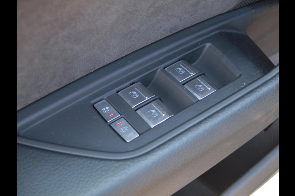 Audi e-tron e-tron 55 quattro 95 kWh | Panoramadak | 360 Camera | Apple Carplay | Bang & Olufsen | Head-Up Display | Trekhaak |