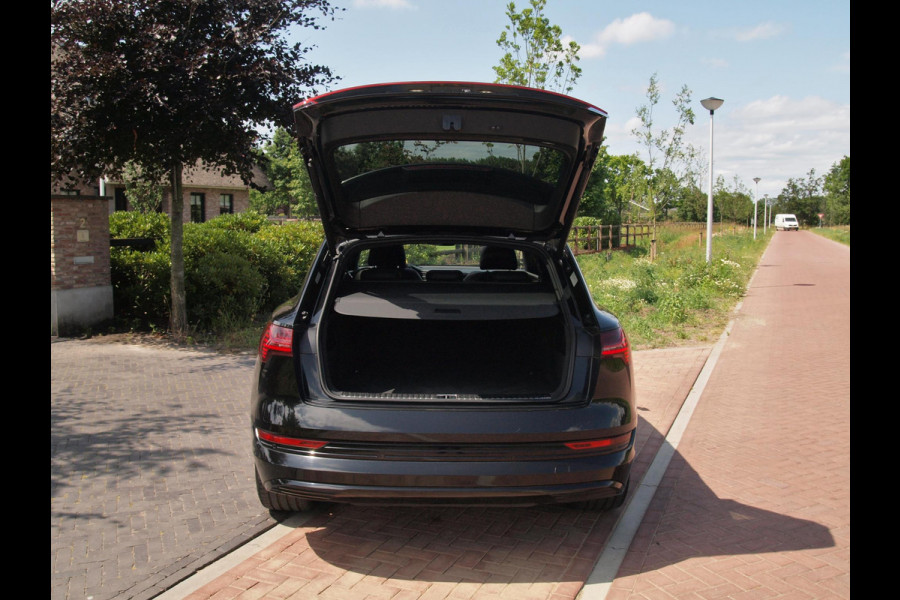 Audi e-tron e-tron 55 quattro 95 kWh | Panoramadak | 360 Camera | Apple Carplay | Bang & Olufsen | Head-Up Display | Trekhaak |