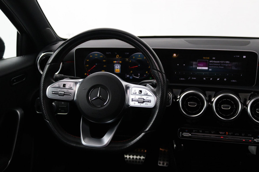 Mercedes-Benz A-Klasse 180 Business Solution AMG Plus (PANORAMADAK, STOELVERWARMING, ACHTERUITRIJCAMERA, GOED ONDERHOUDEN)