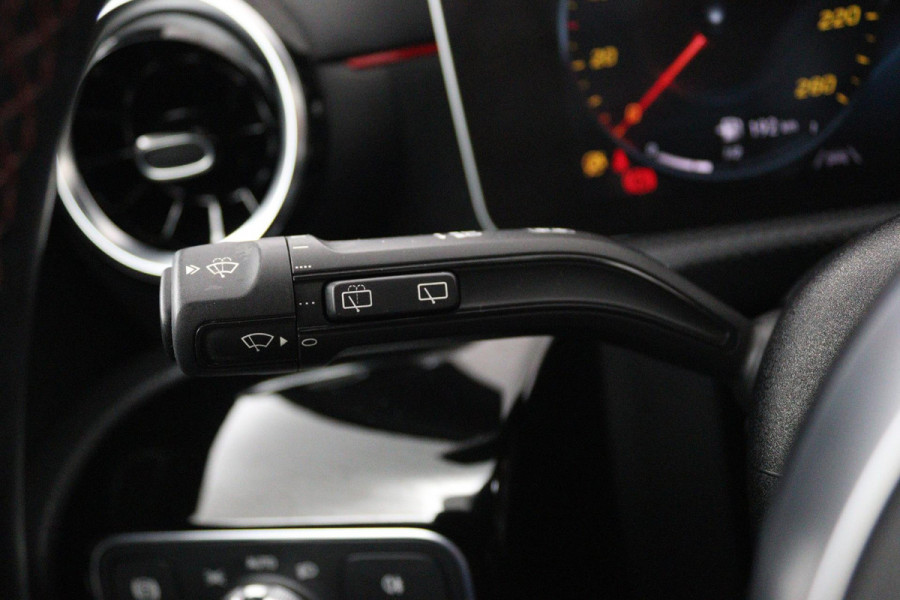 Mercedes-Benz A-Klasse 180 Business Solution AMG Plus (PANORAMADAK, STOELVERWARMING, ACHTERUITRIJCAMERA, GOED ONDERHOUDEN)