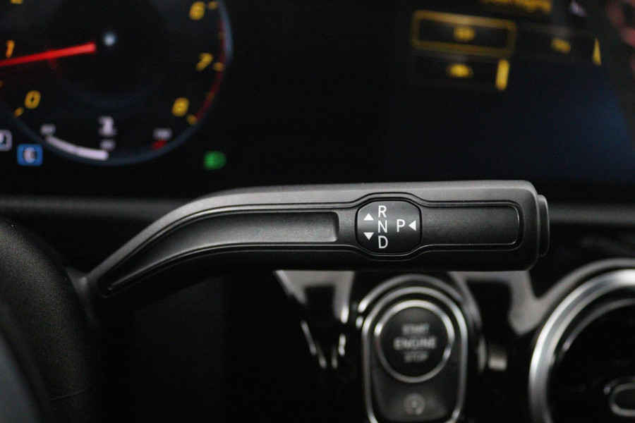 Mercedes-Benz A-Klasse 180 Business Solution AMG Plus (PANORAMADAK, STOELVERWARMING, ACHTERUITRIJCAMERA, GOED ONDERHOUDEN)